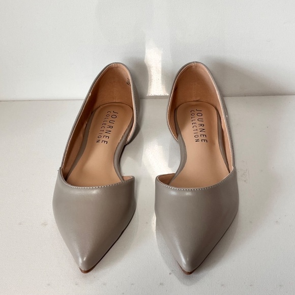 Journee Collection Cortni  Pointed-Toe Flats - Picture 3 of 8